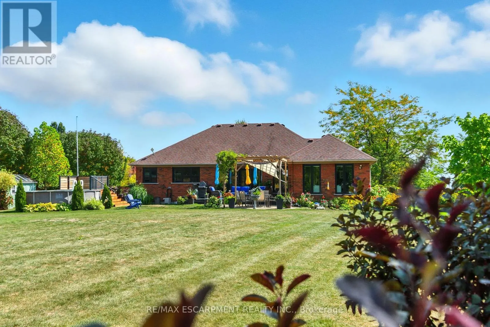 10 FEATHERSTONE AVENUE