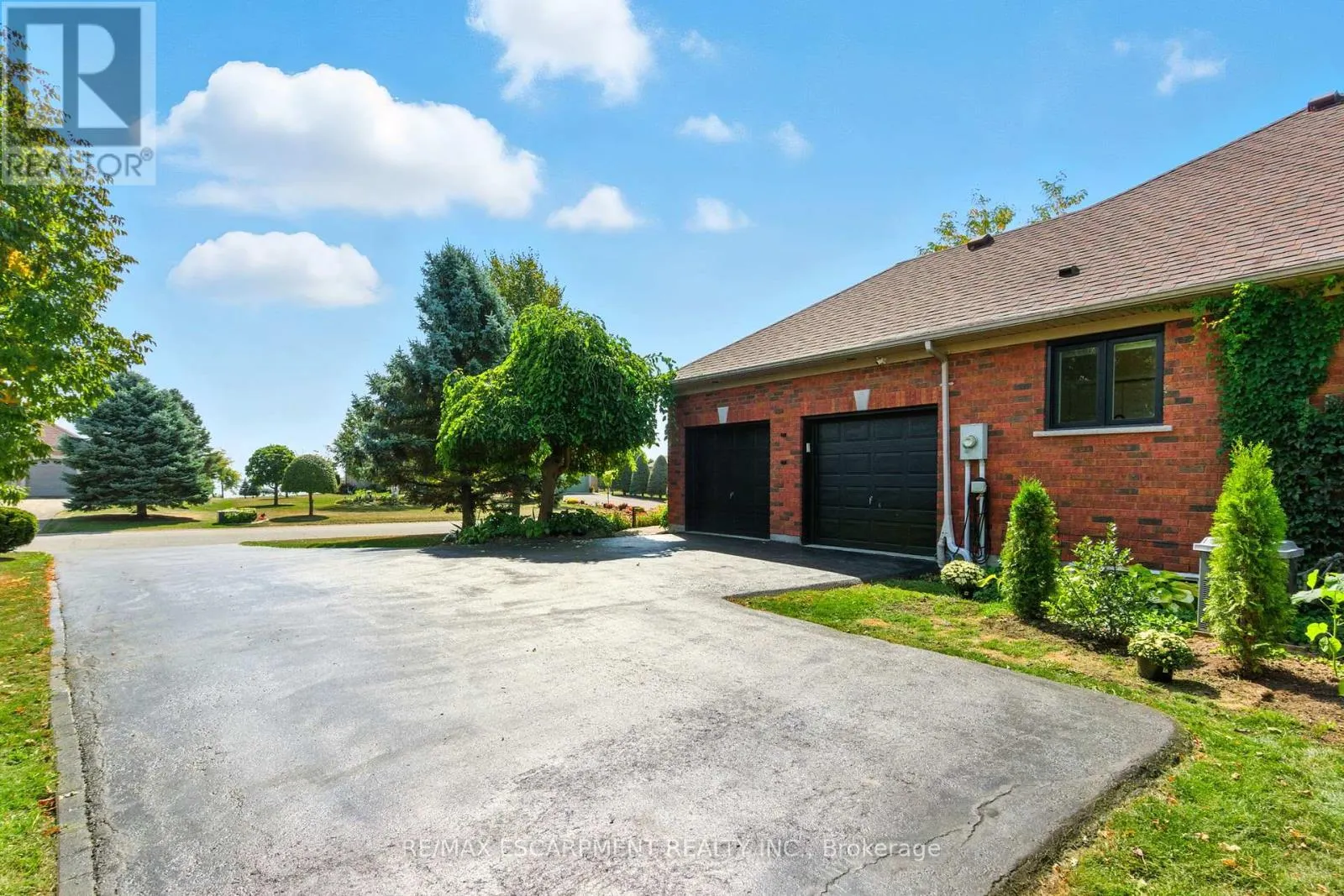 10 FEATHERSTONE AVENUE