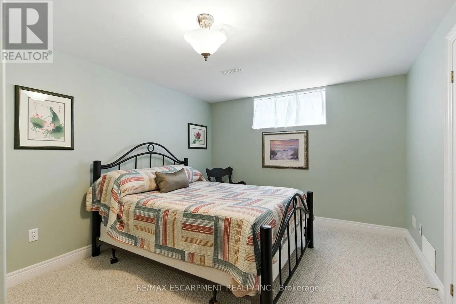 10 FEATHERSTONE AVENUE