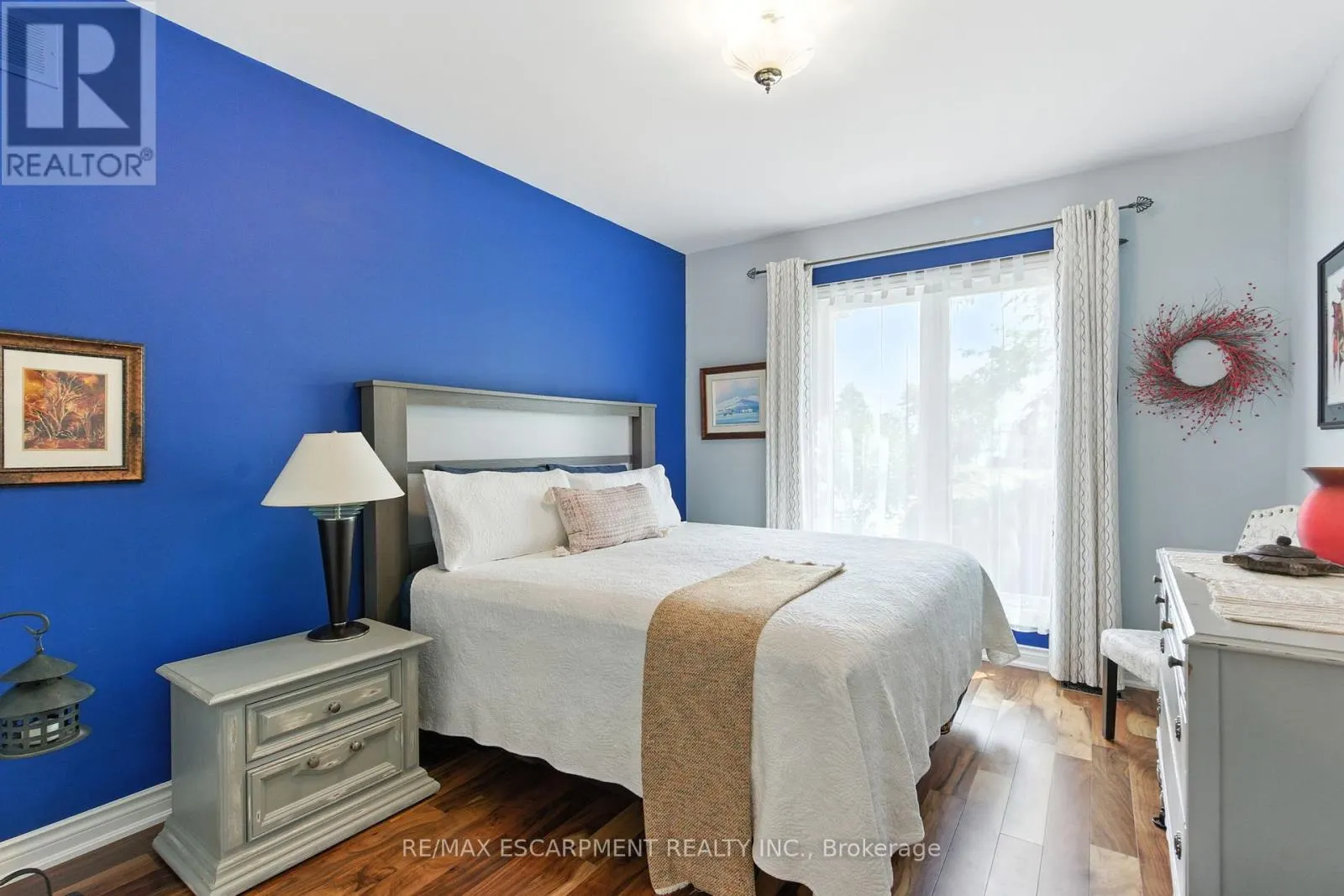 10 FEATHERSTONE AVENUE