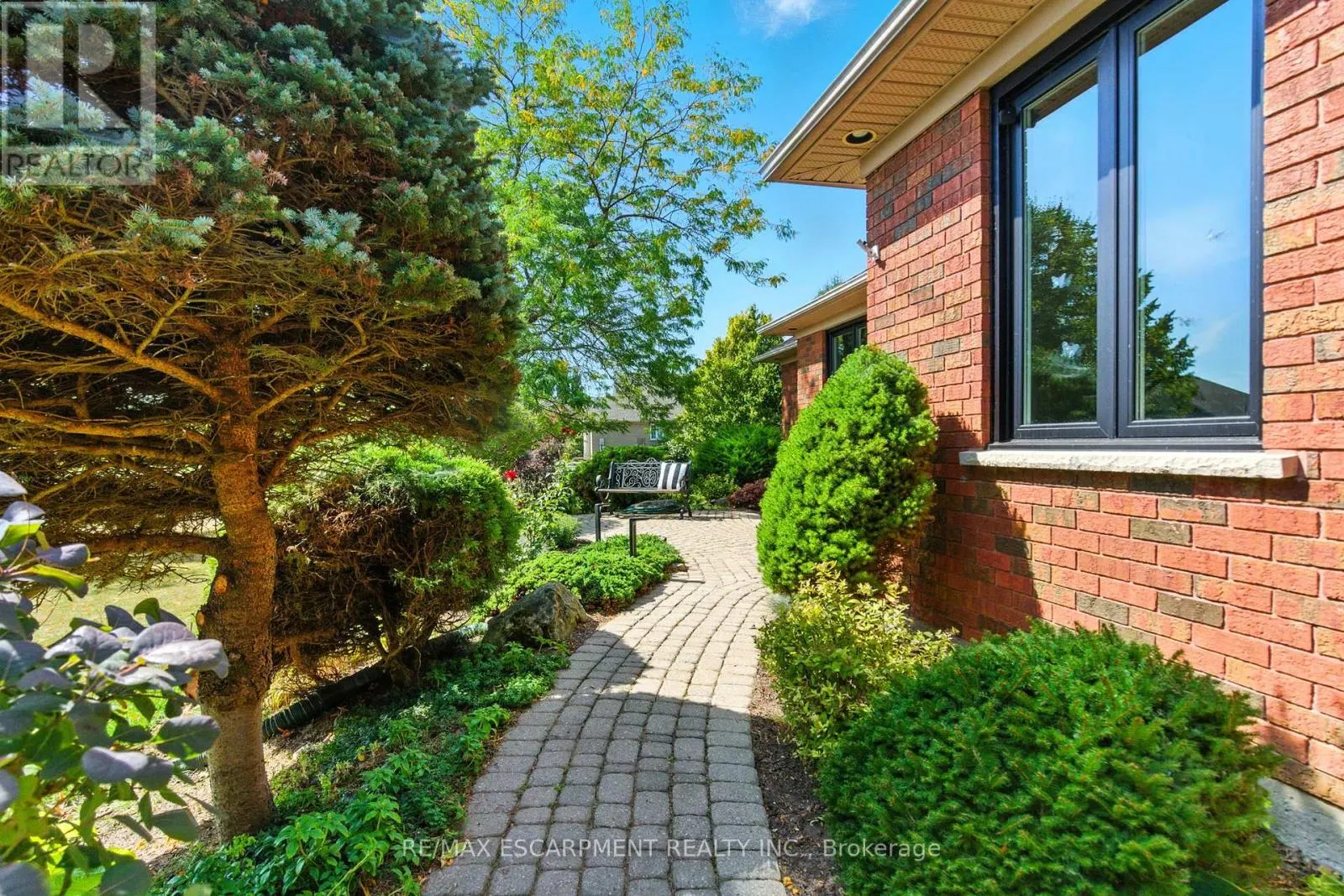 10 FEATHERSTONE AVENUE
