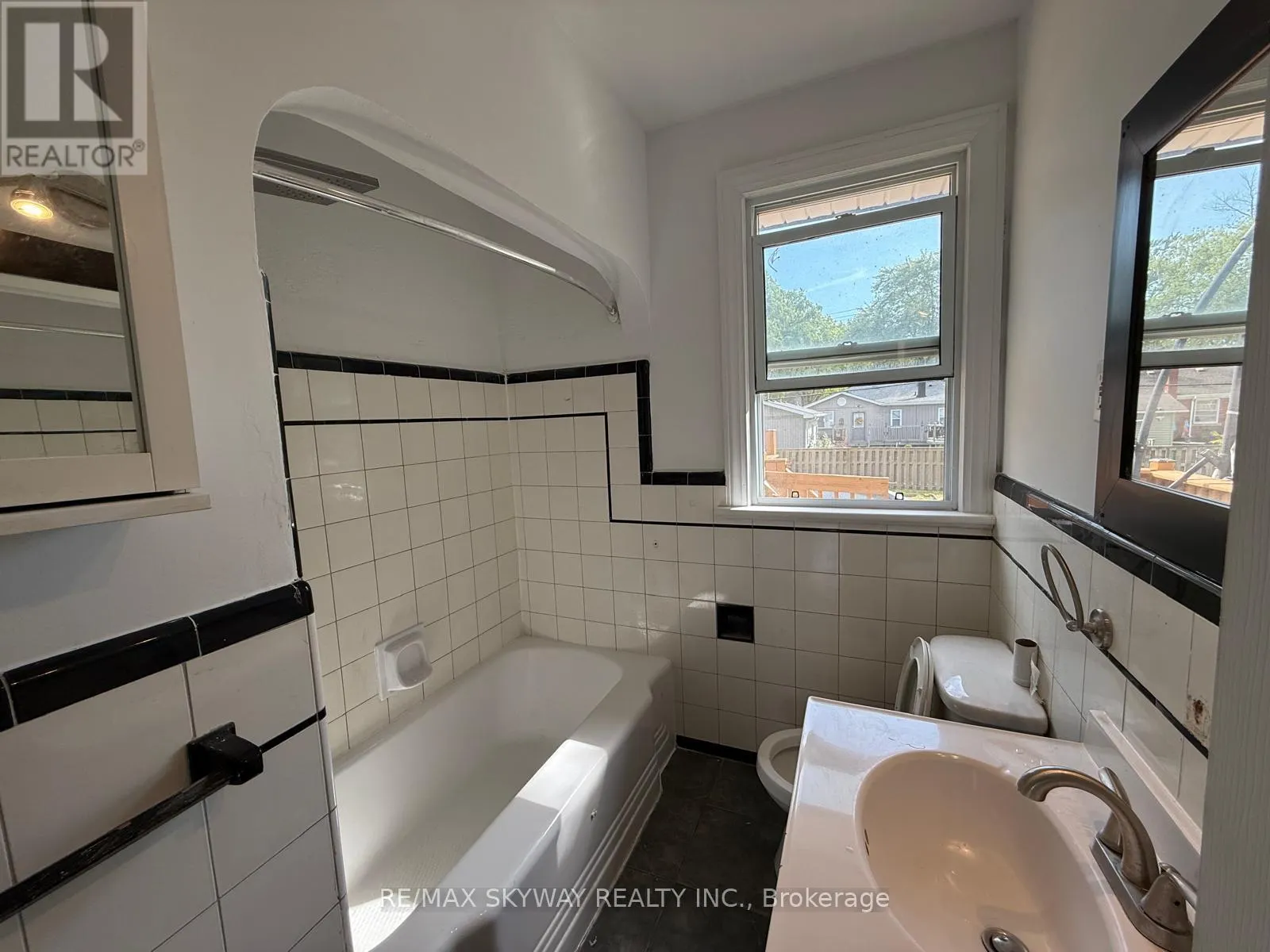207 THOROLD ROAD