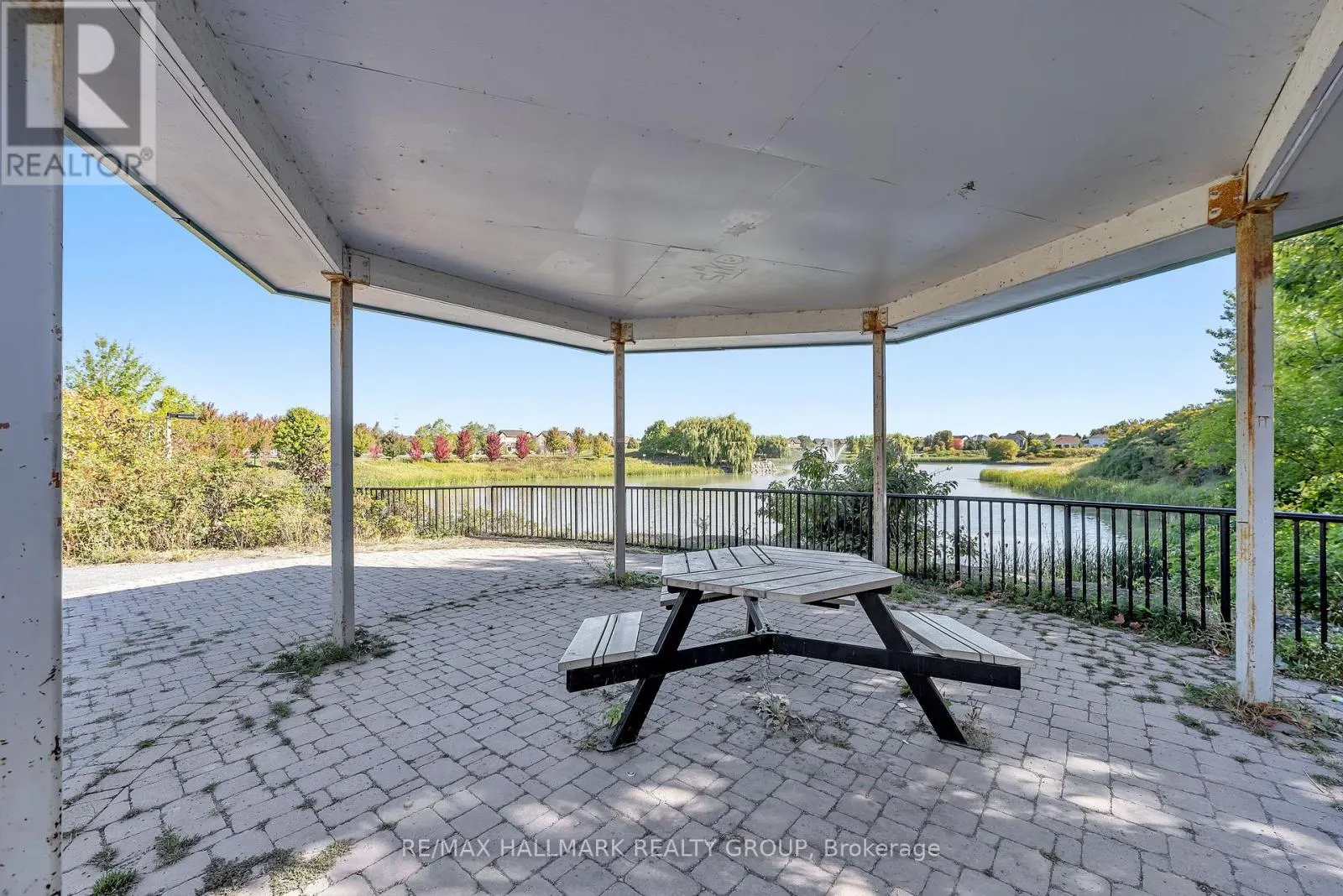 62 LAKEPOINTE DRIVE