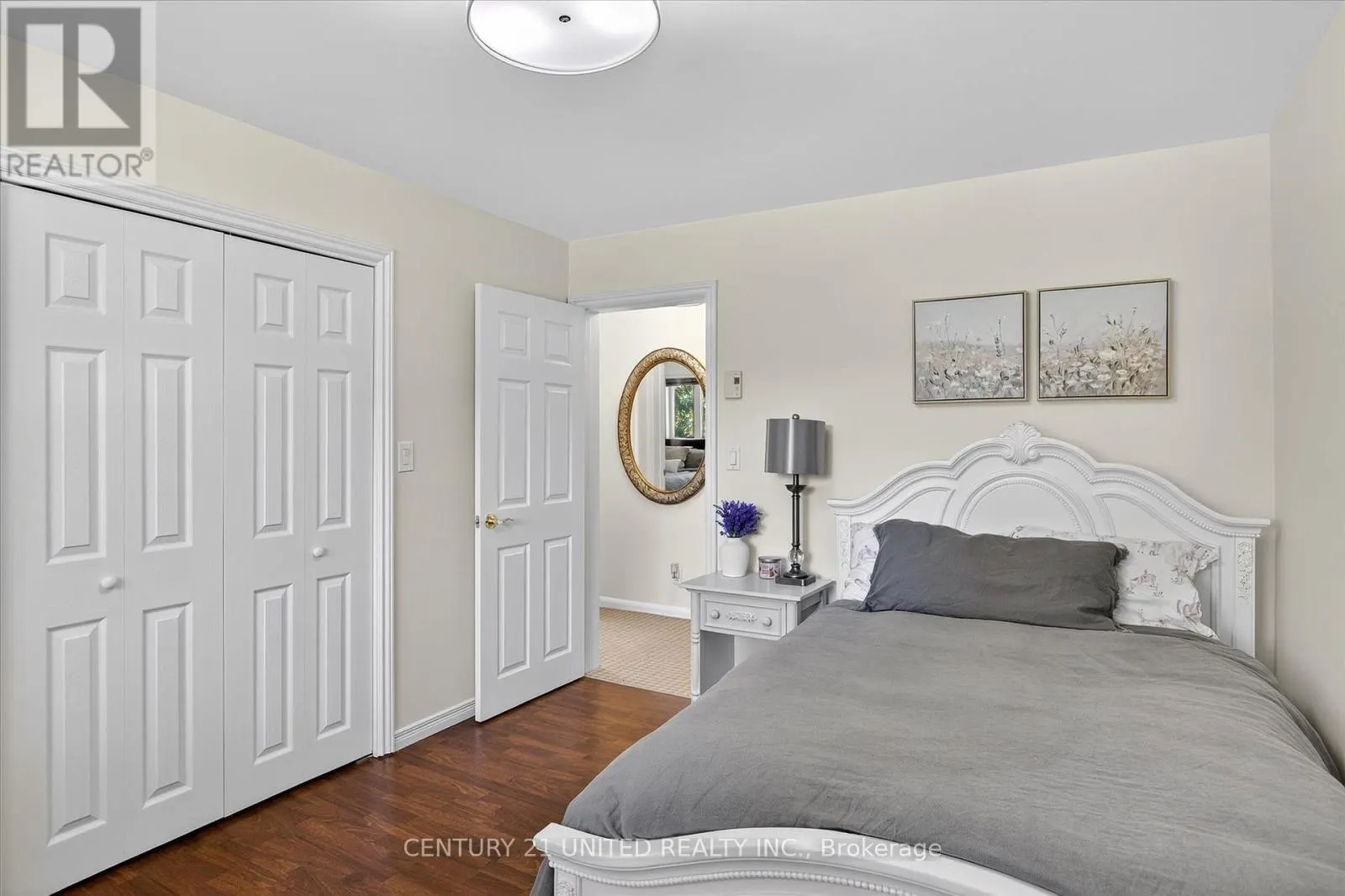 8 OAKWOOD CRESCENT