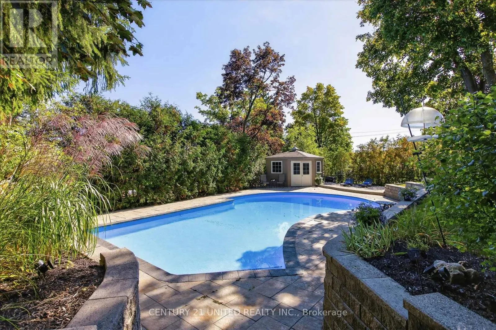8 OAKWOOD CRESCENT