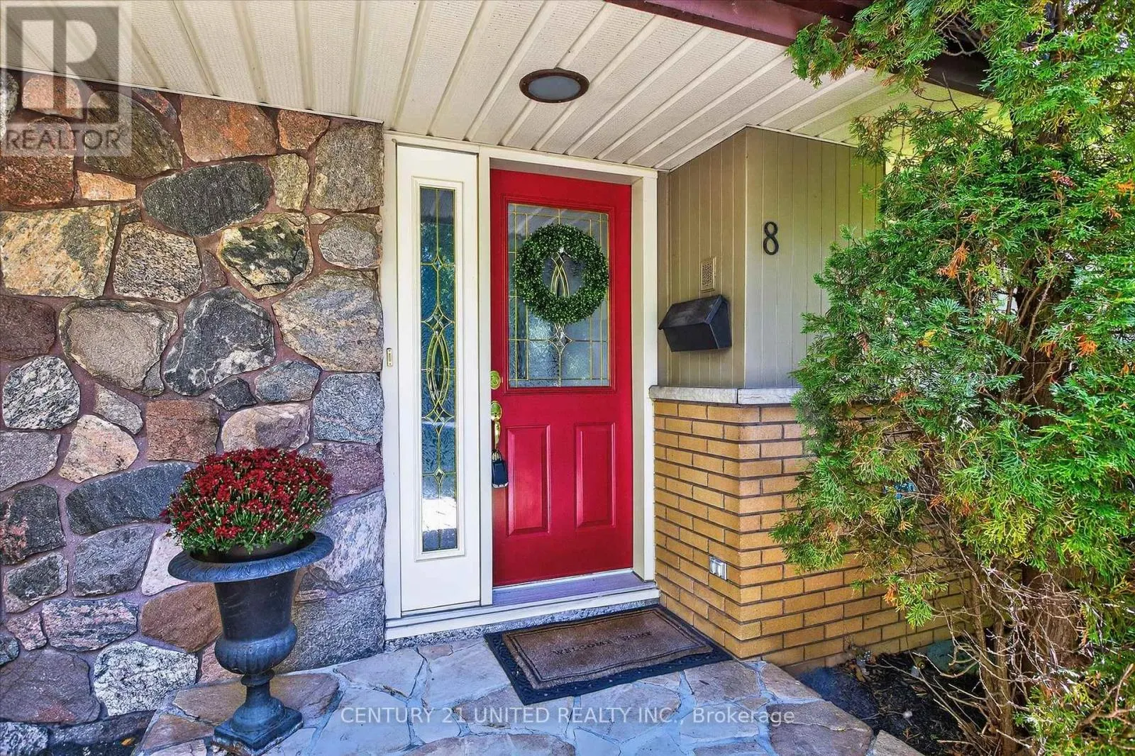 8 OAKWOOD CRESCENT
