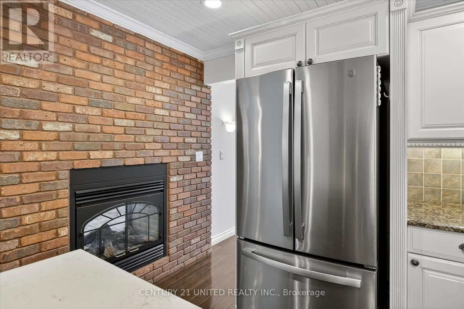 8 OAKWOOD CRESCENT