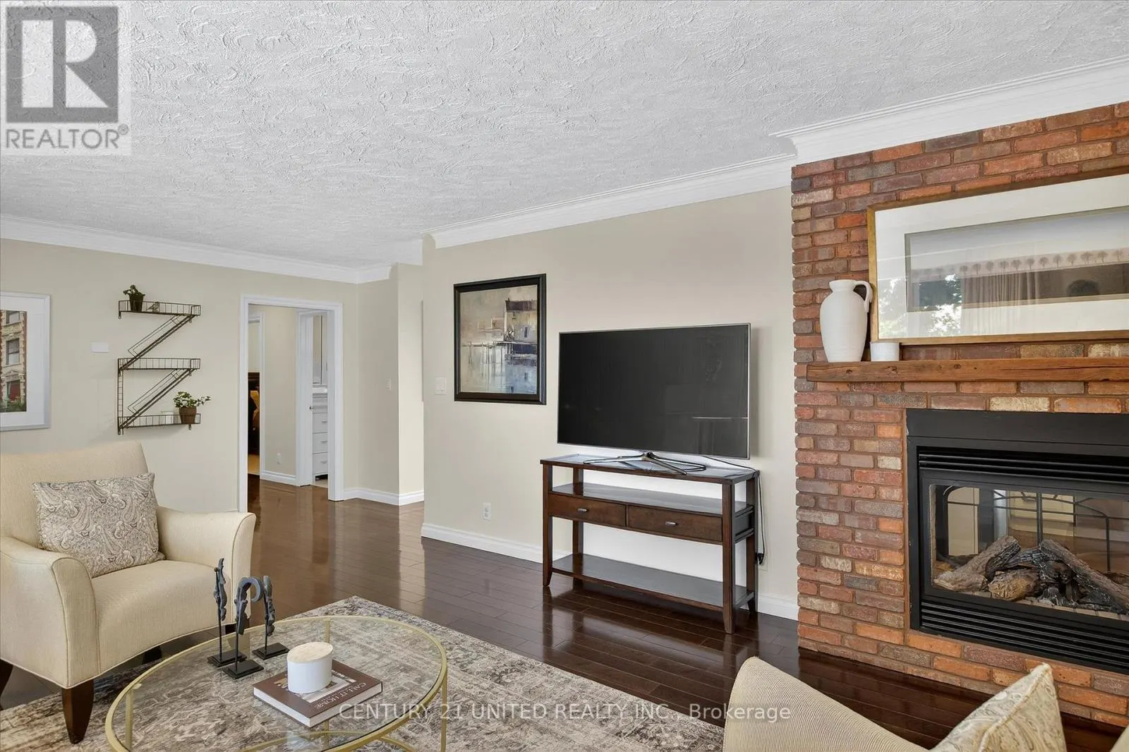 8 OAKWOOD CRESCENT