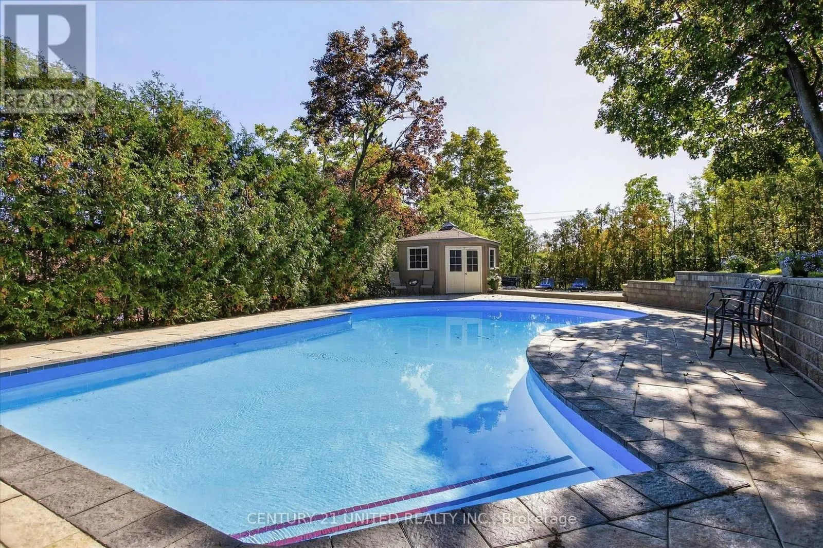 8 OAKWOOD CRESCENT