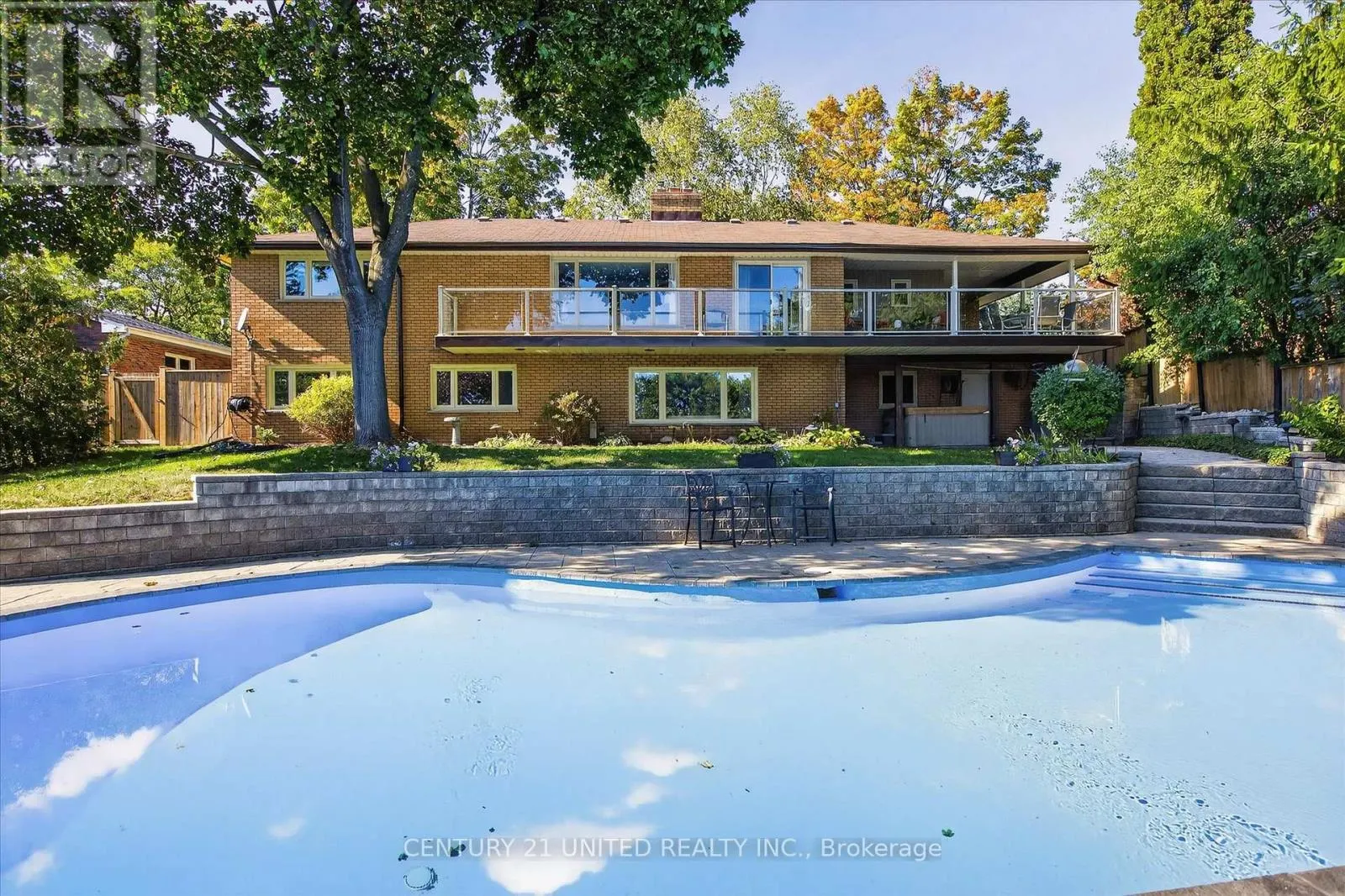 8 OAKWOOD CRESCENT
