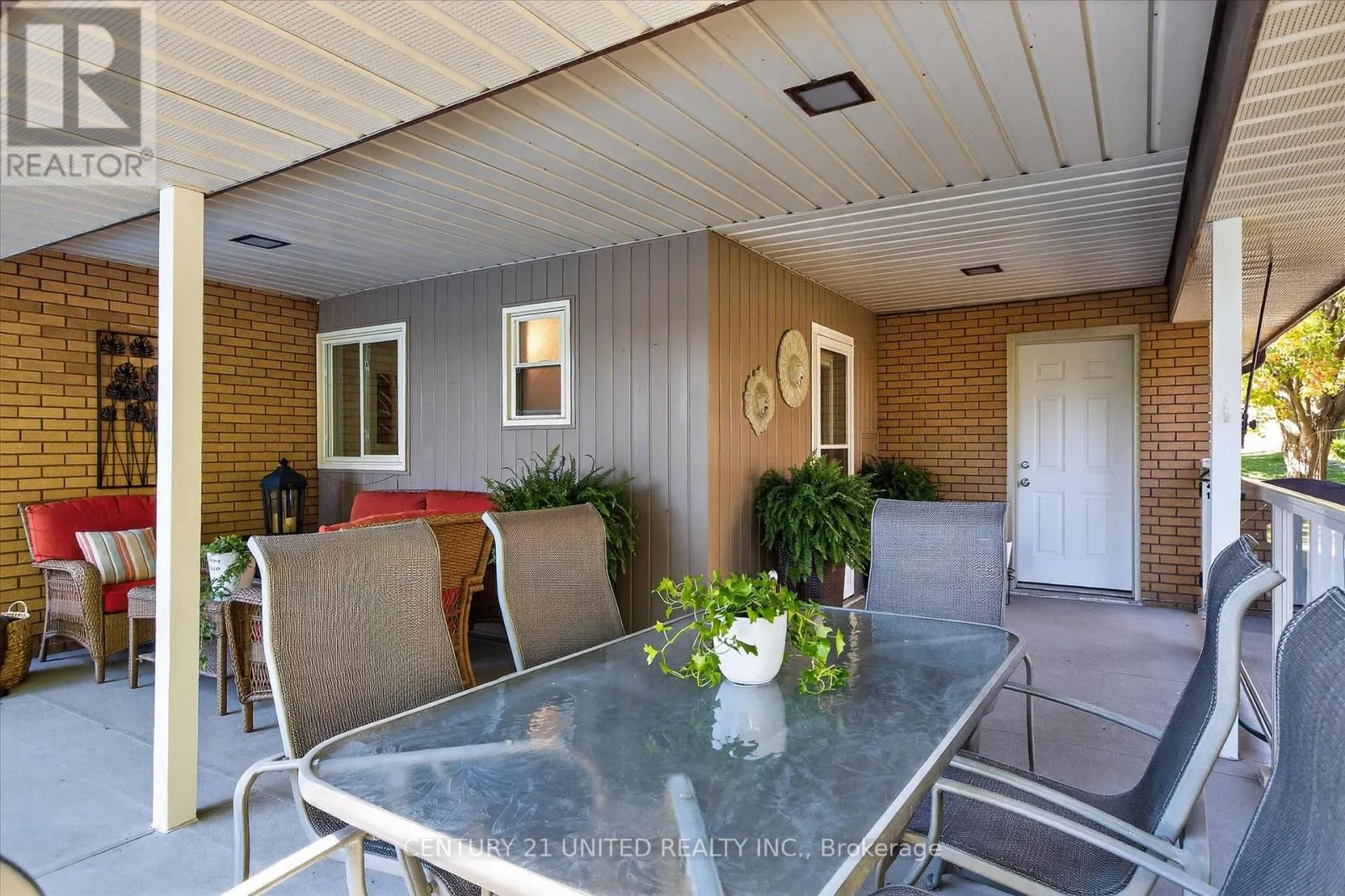 8 OAKWOOD CRESCENT