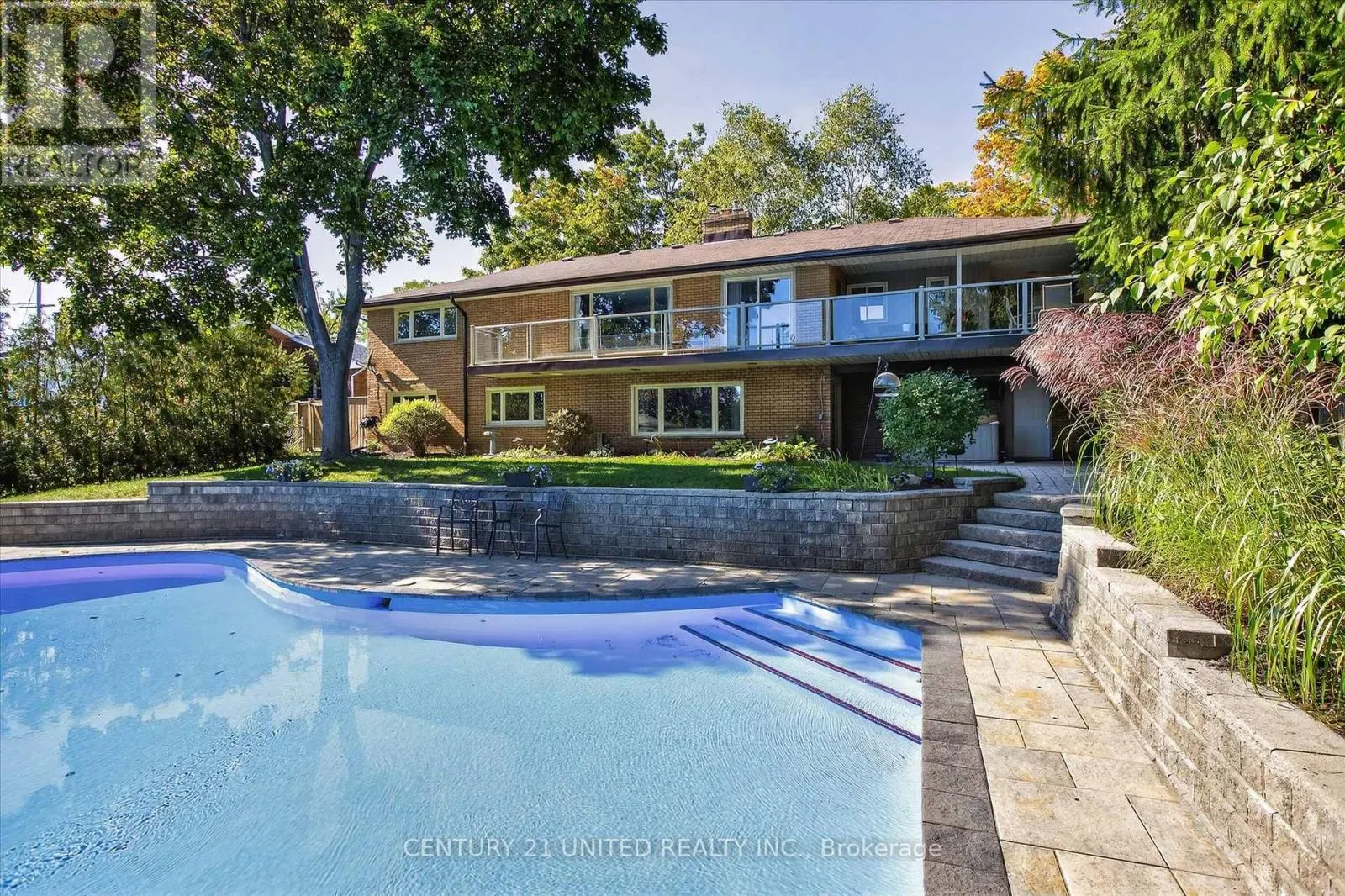 8 OAKWOOD CRESCENT