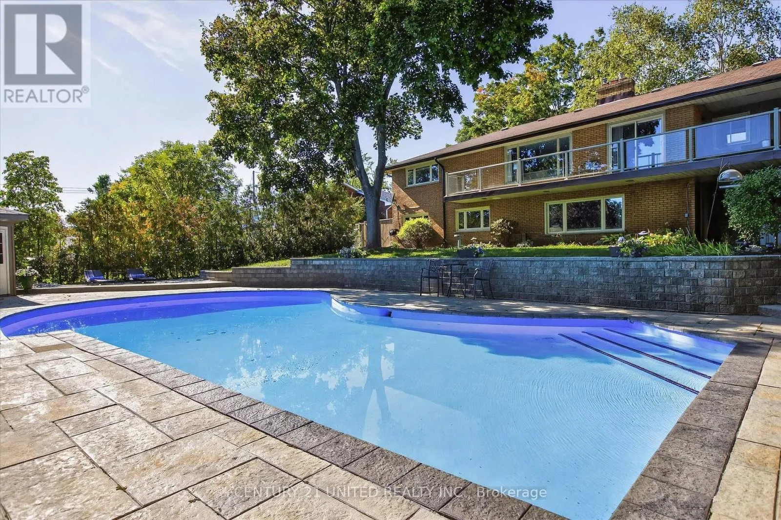 8 OAKWOOD CRESCENT