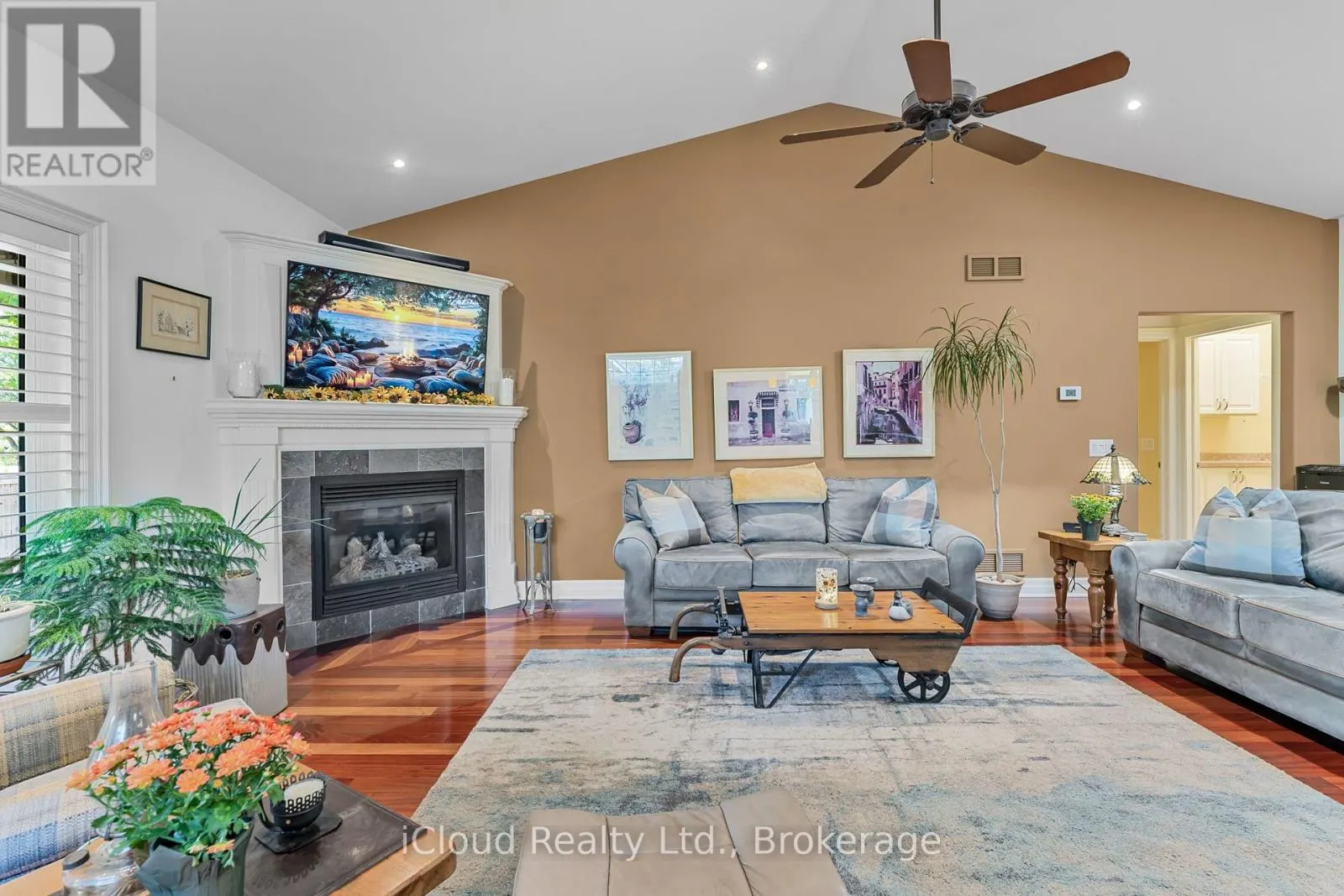 7 - 92 LORETTA DRIVE