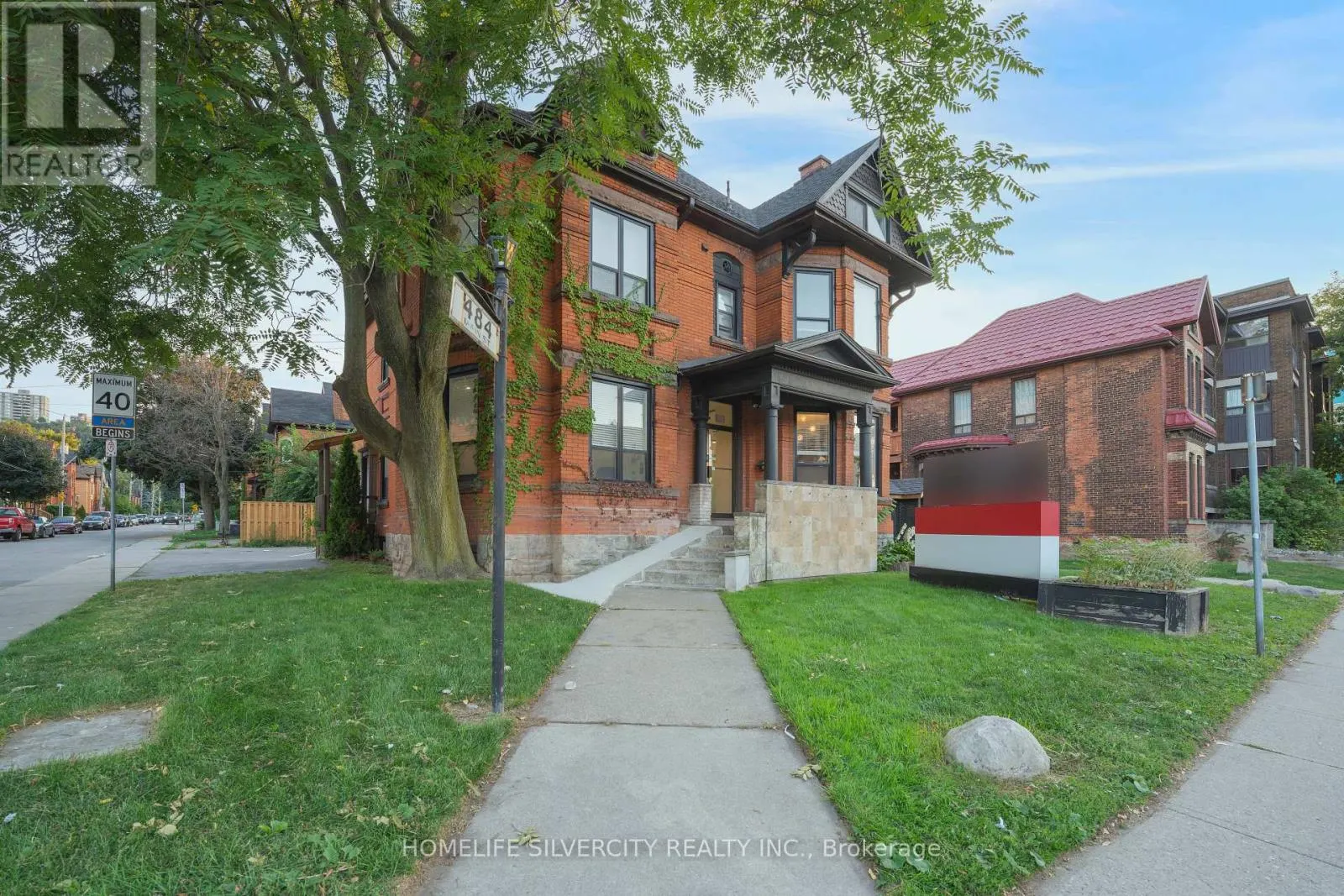1 - 484 MAIN STREET E