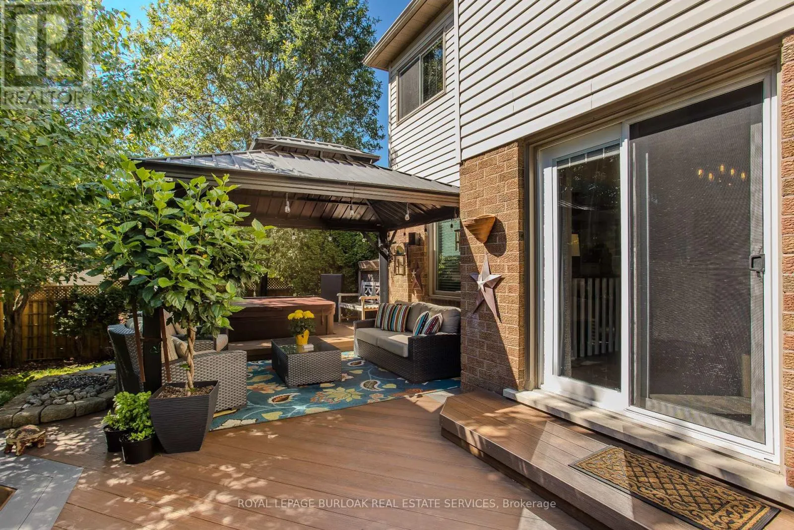 16 ARNHEM COURT