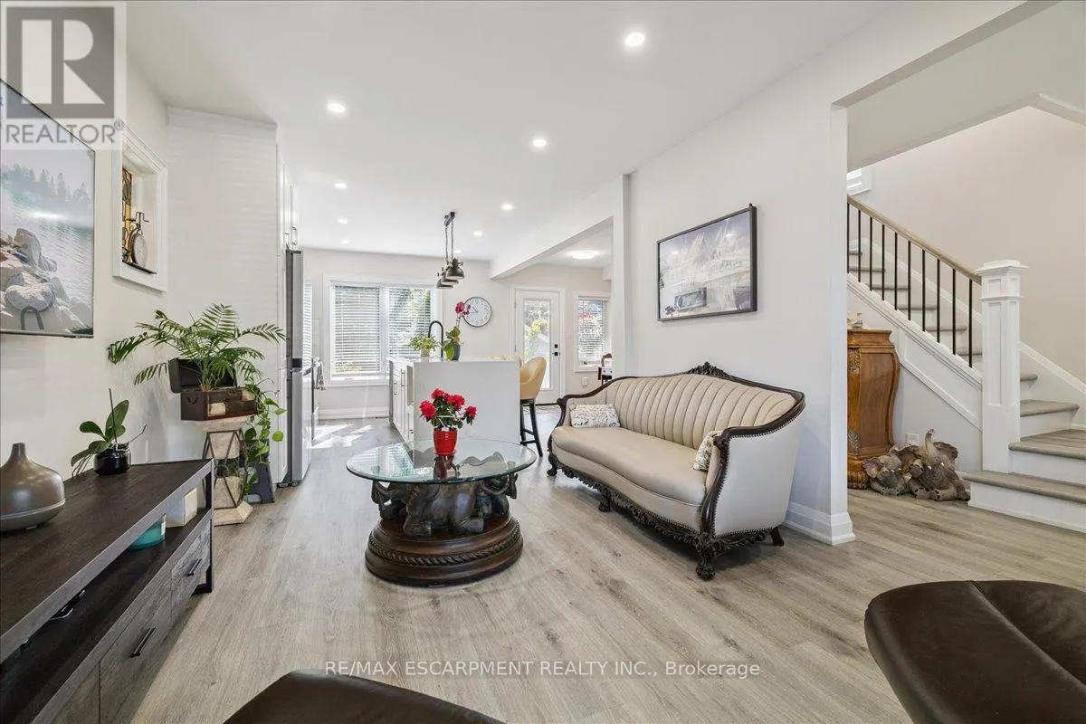 15 OTTAWA STREET S