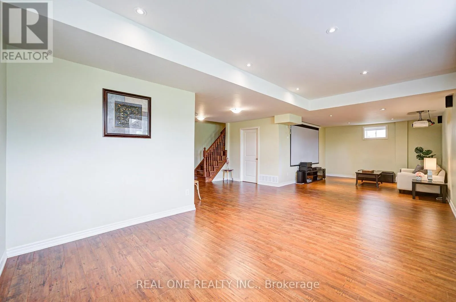 112 SUTHERLAND CRESCENT