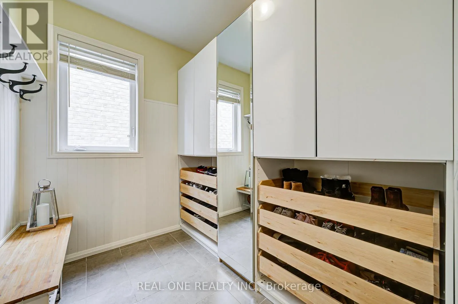 112 SUTHERLAND CRESCENT
