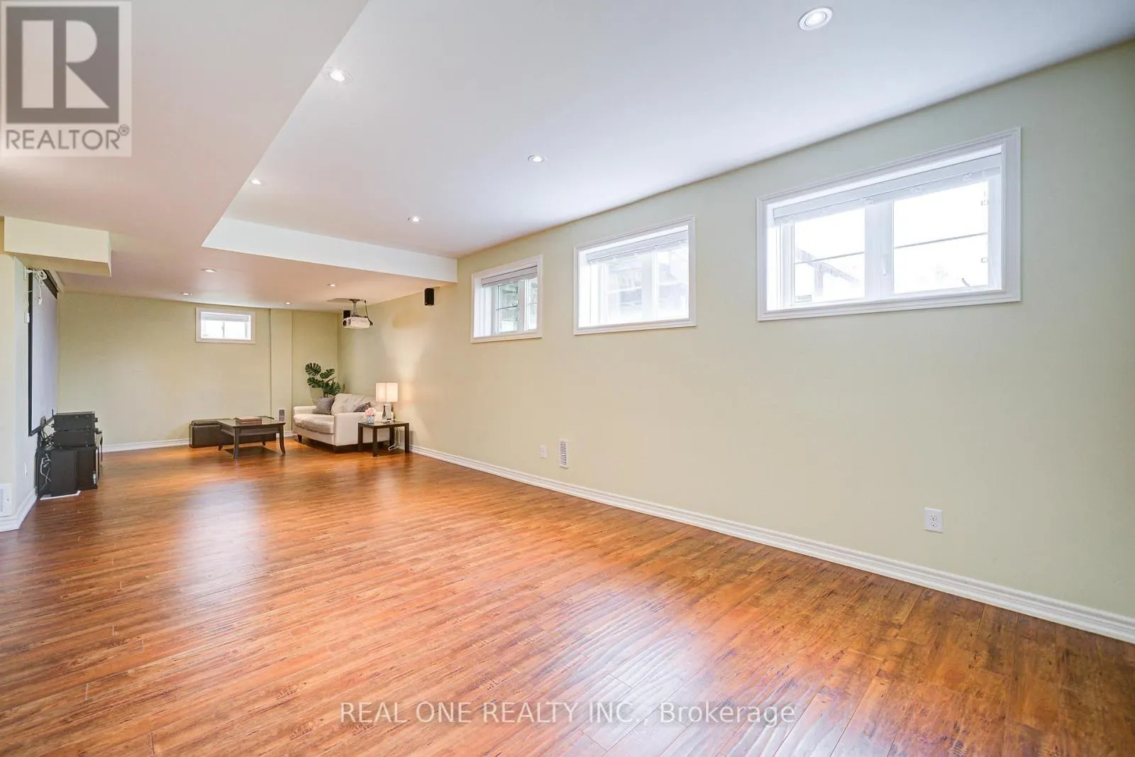 112 SUTHERLAND CRESCENT