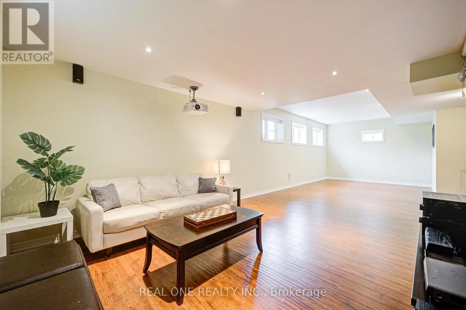 112 SUTHERLAND CRESCENT