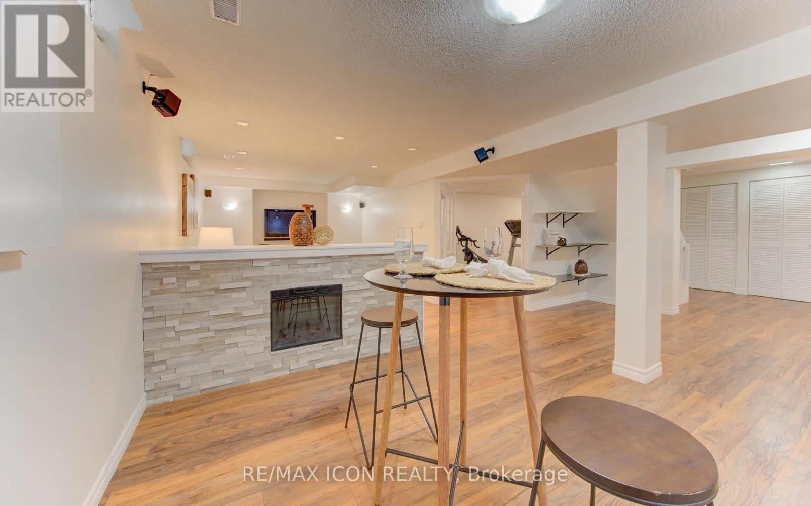 43 WINDING WAY