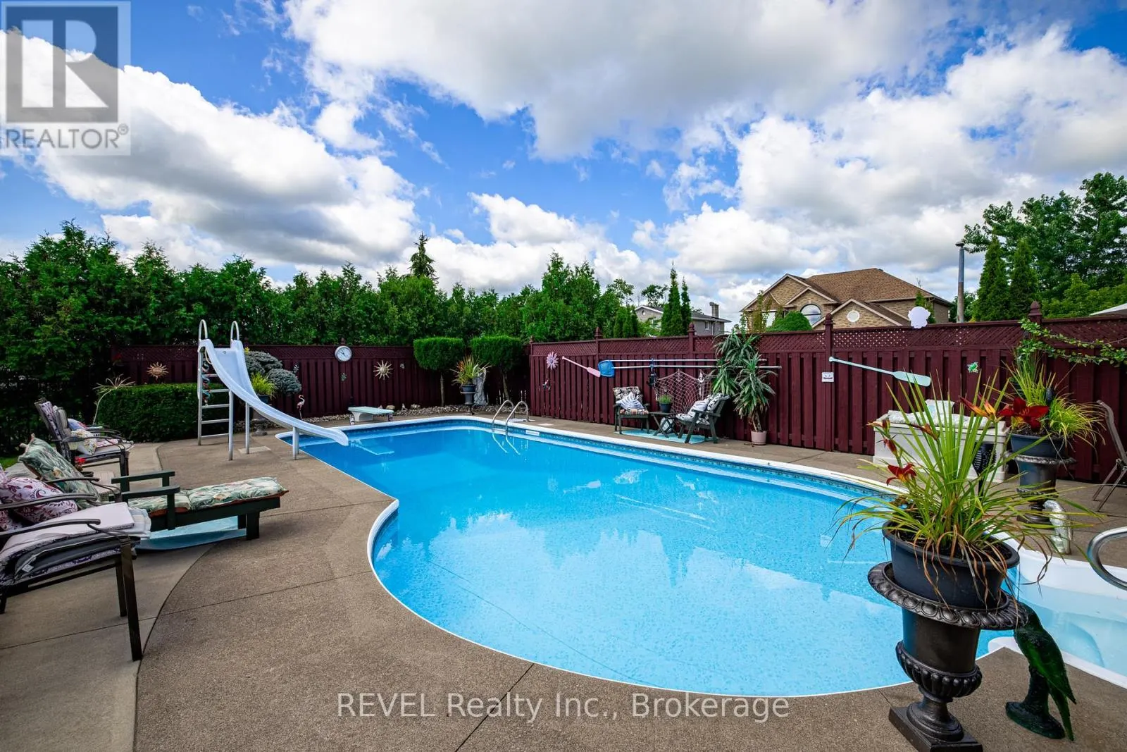23 GREEN MEADOW CRESCENT