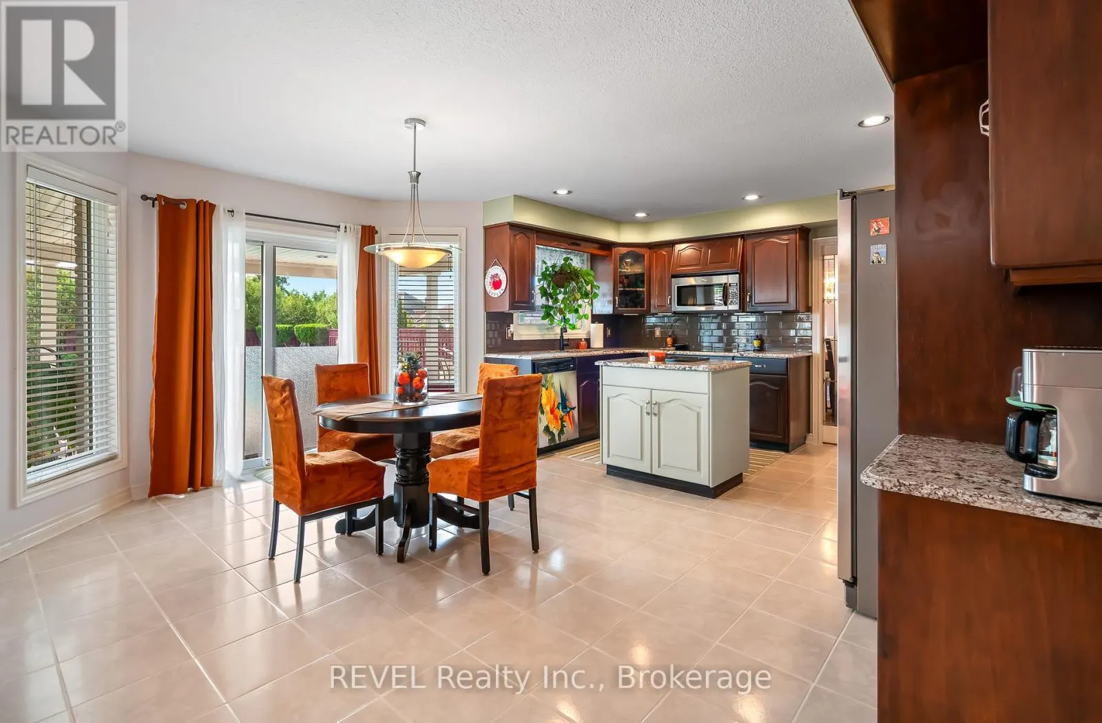 23 GREEN MEADOW CRESCENT