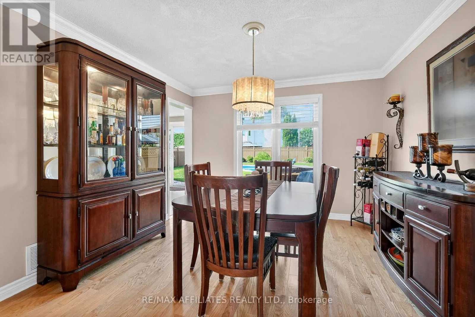 560 FALWYN CRESCENT