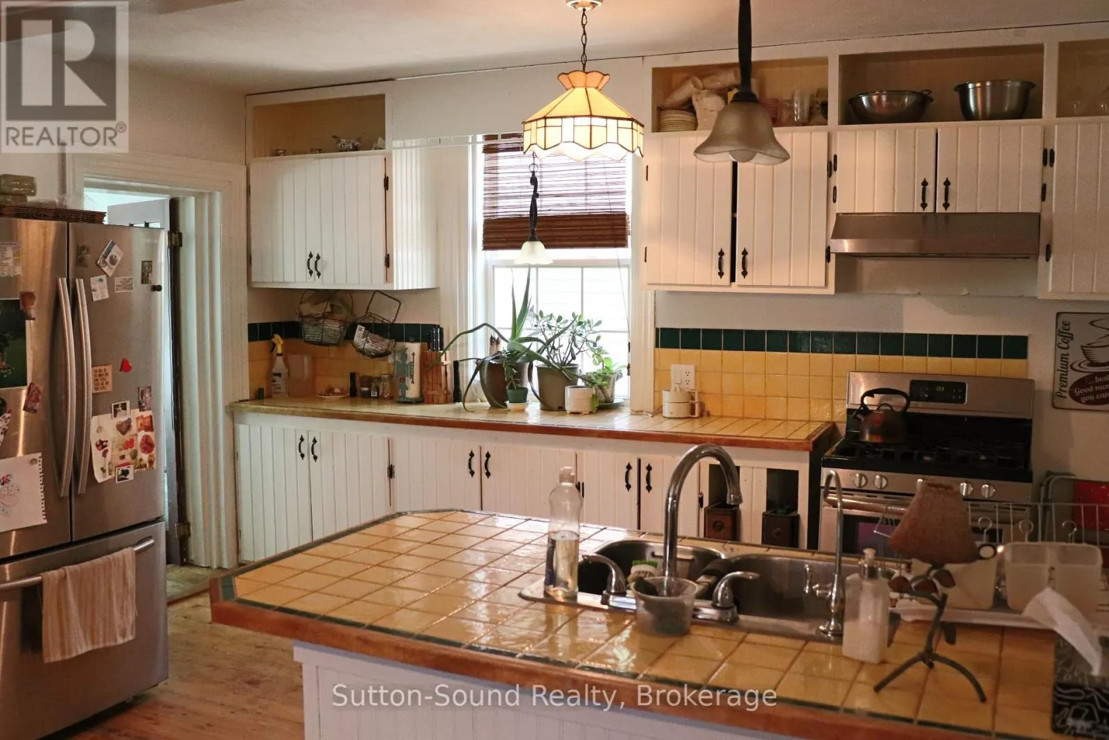 250 5TH STREET E