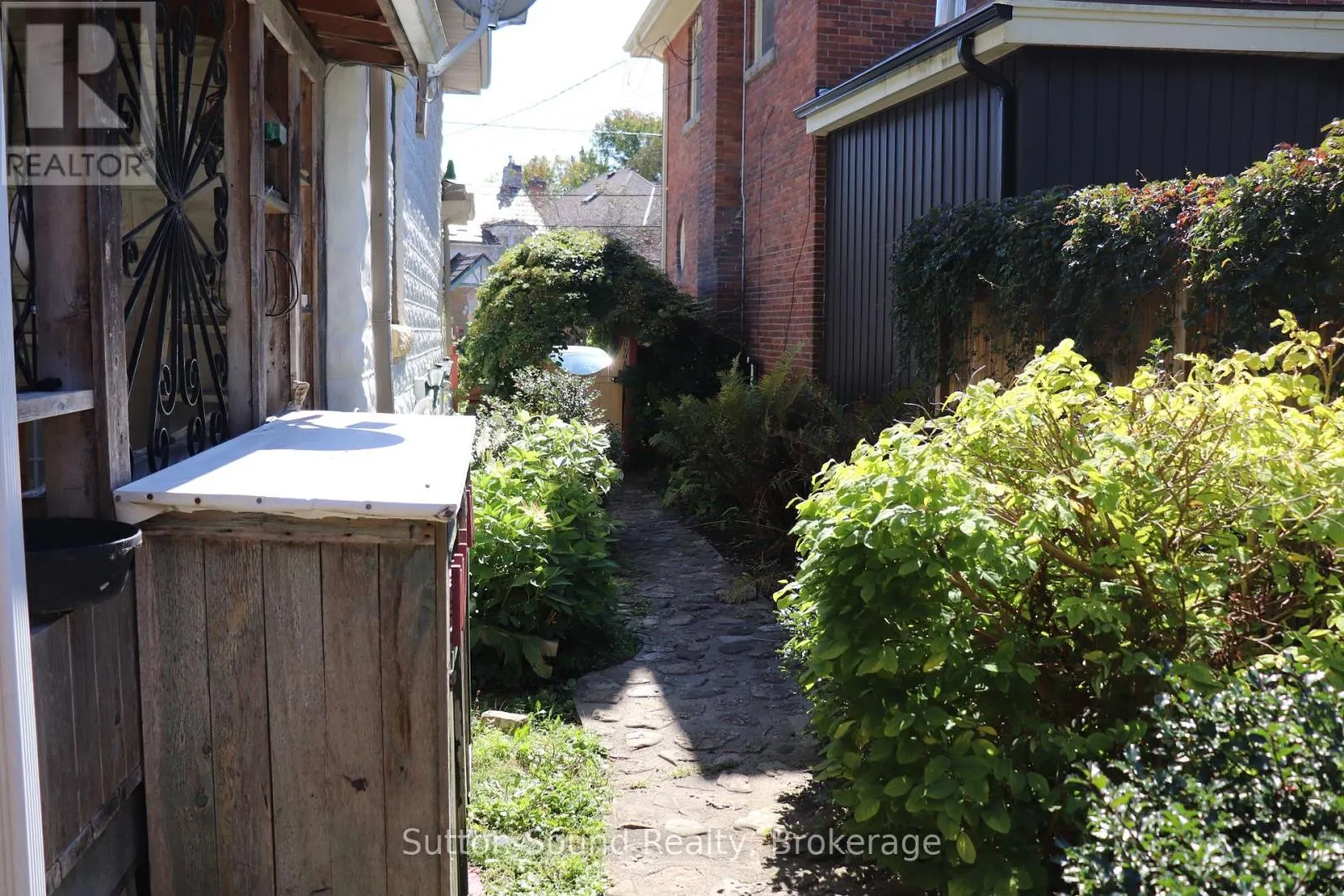 250 5TH STREET E
