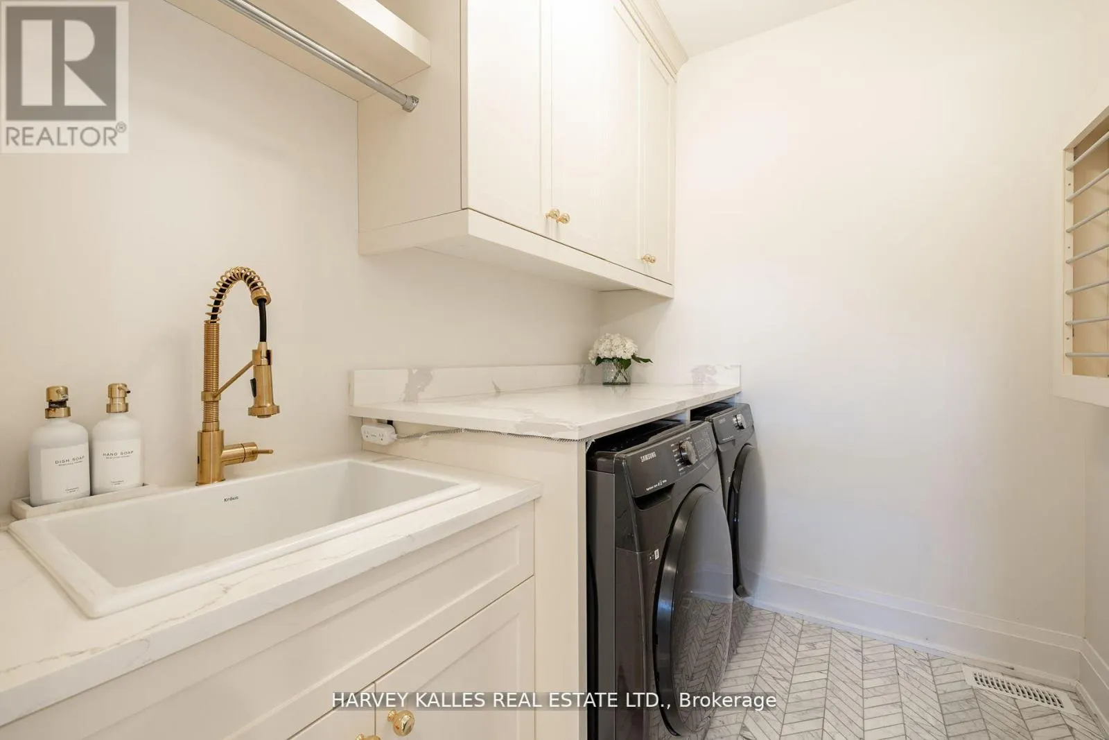 1 - 121 FIDDLERS GREEN ROAD