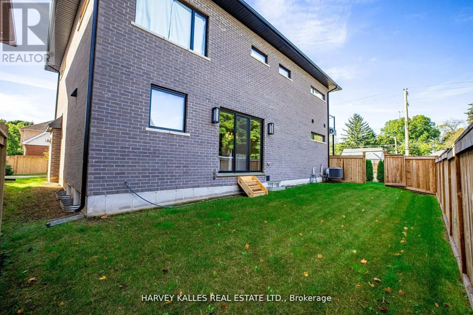 1 - 121 FIDDLERS GREEN ROAD