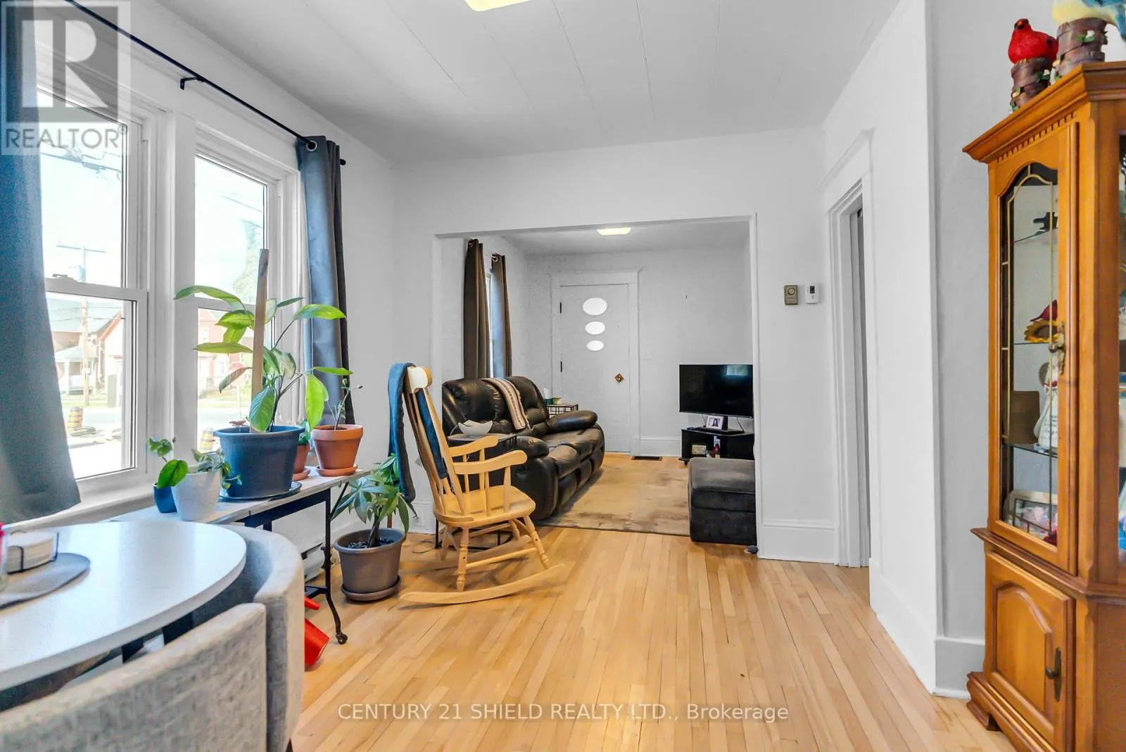 607 FIRST STREET E