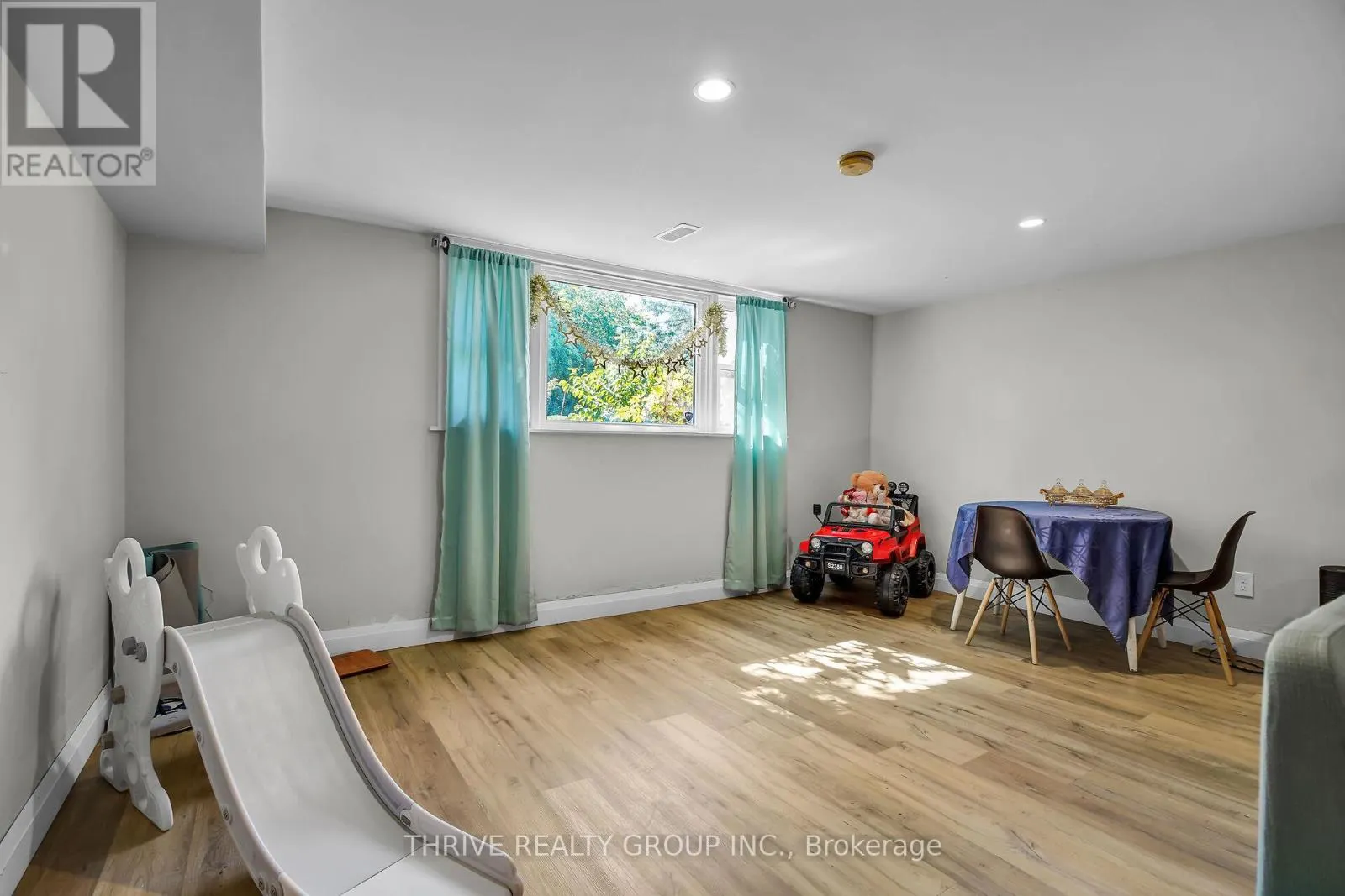 425 RIVERSIDE DRIVE
