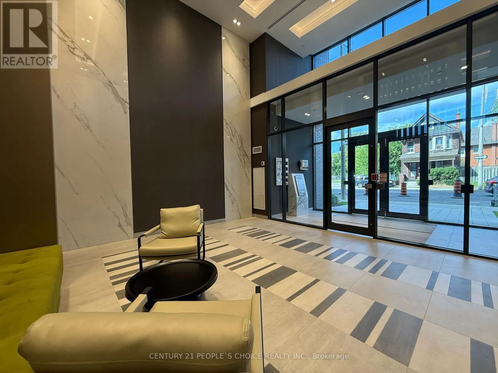 302 - 415 MAIN STREET W