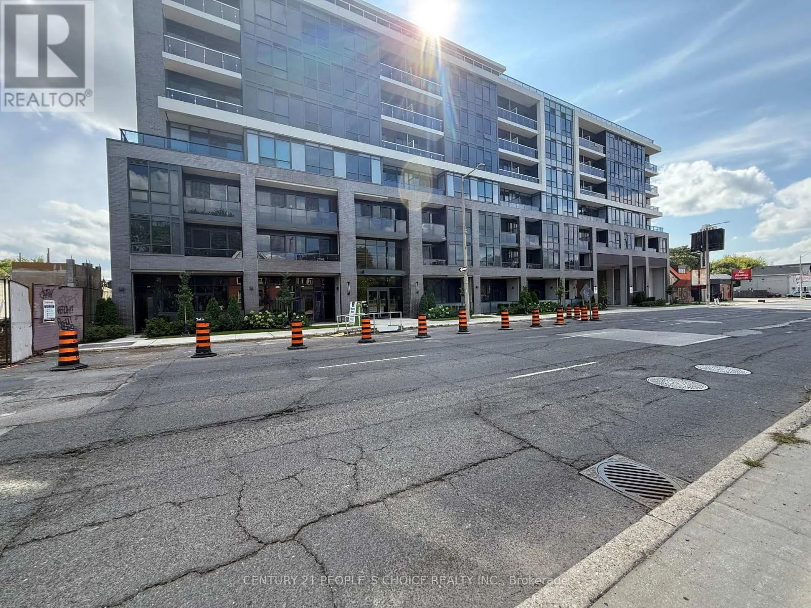 302 - 415 MAIN STREET W