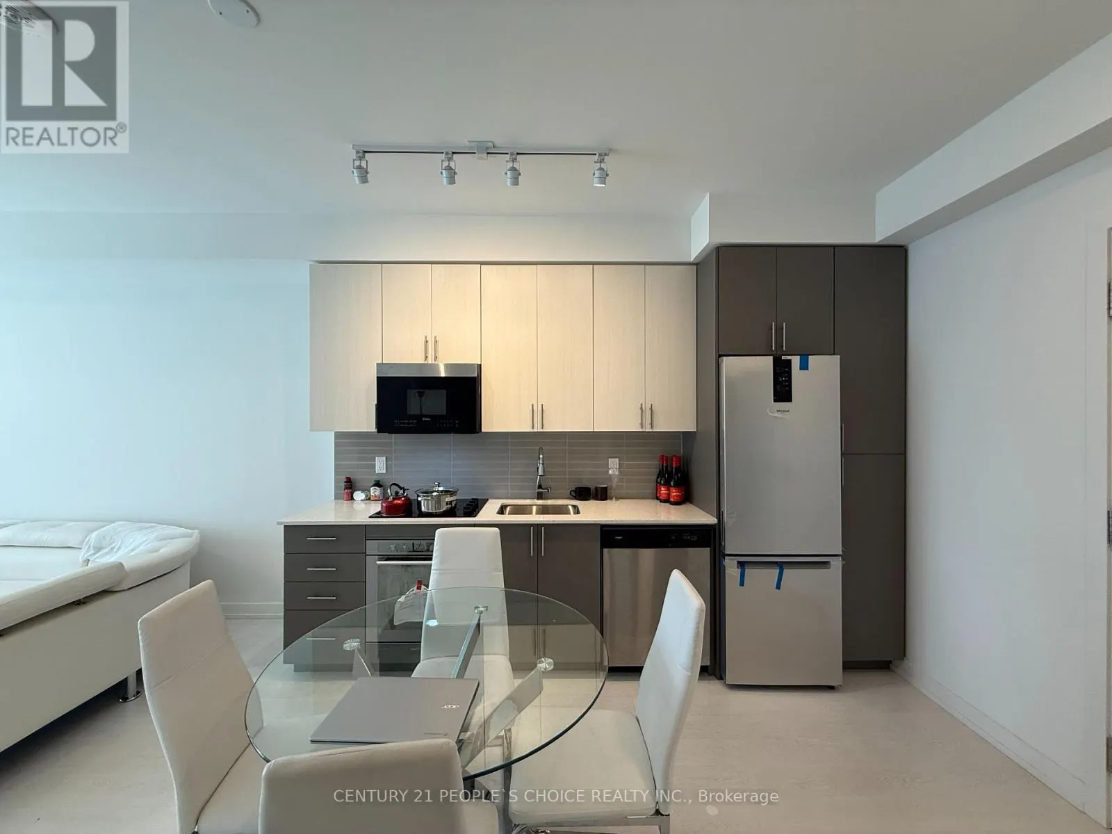 302 - 415 MAIN STREET W