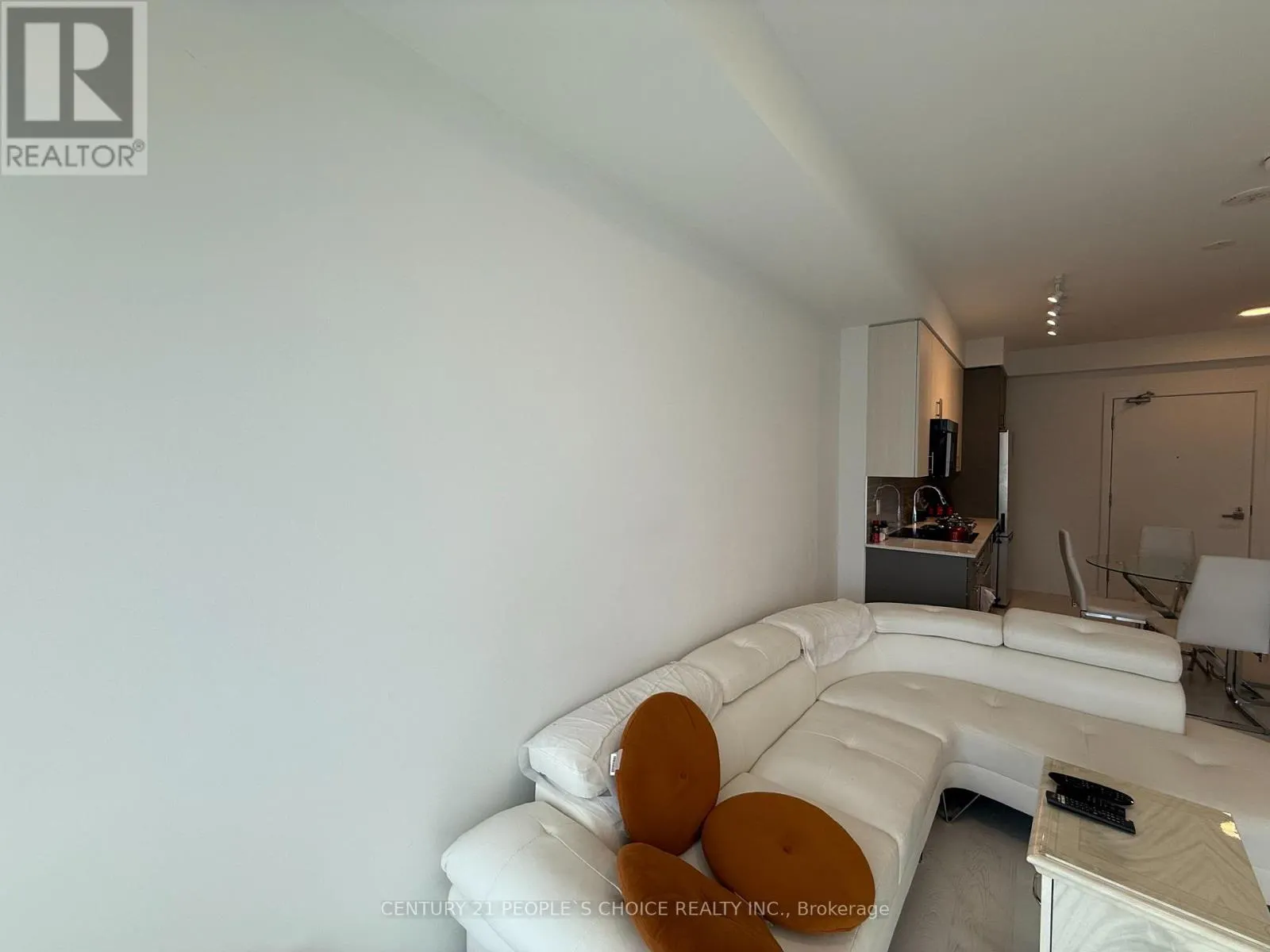 302 - 415 MAIN STREET W
