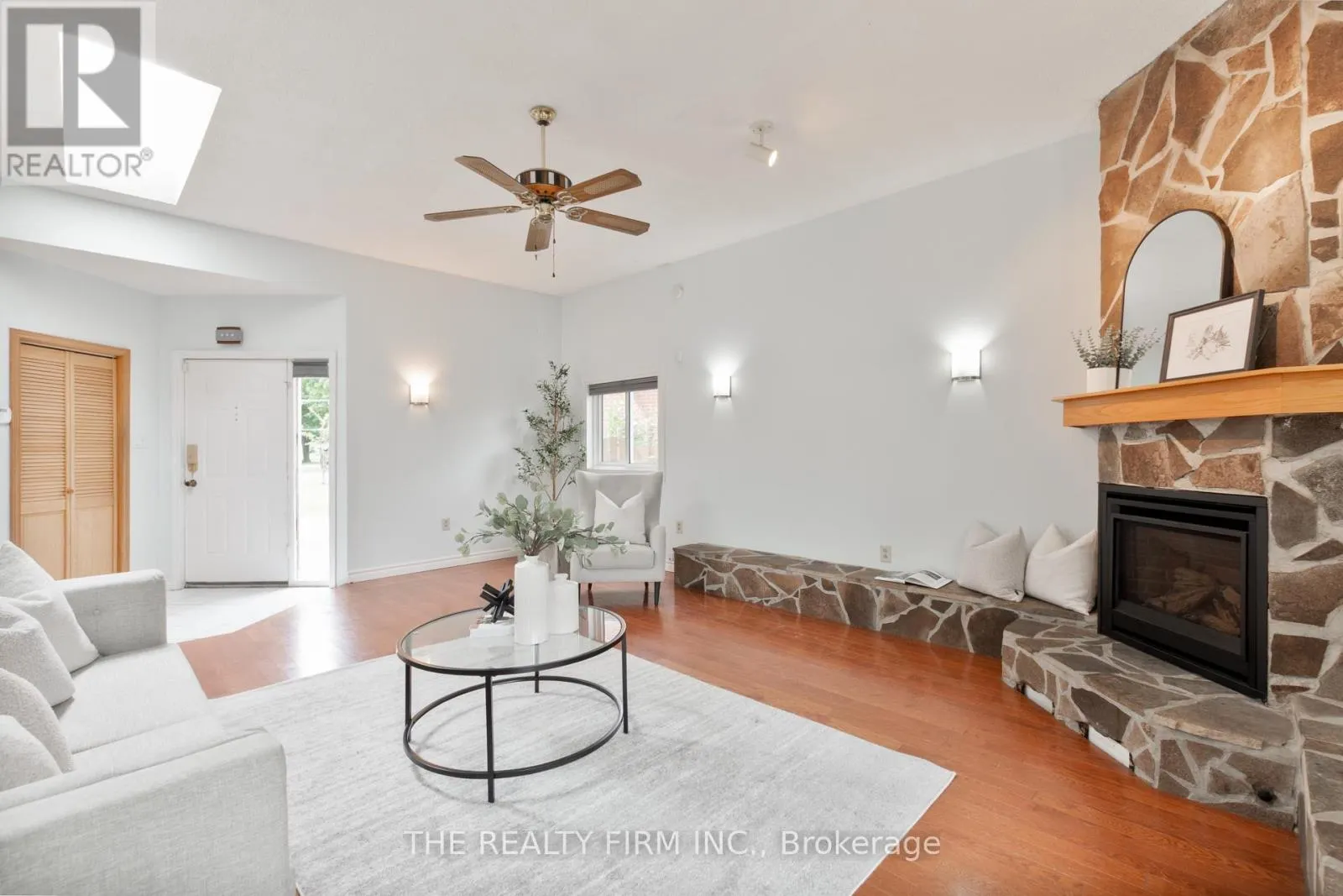 23 TOULON CRESCENT