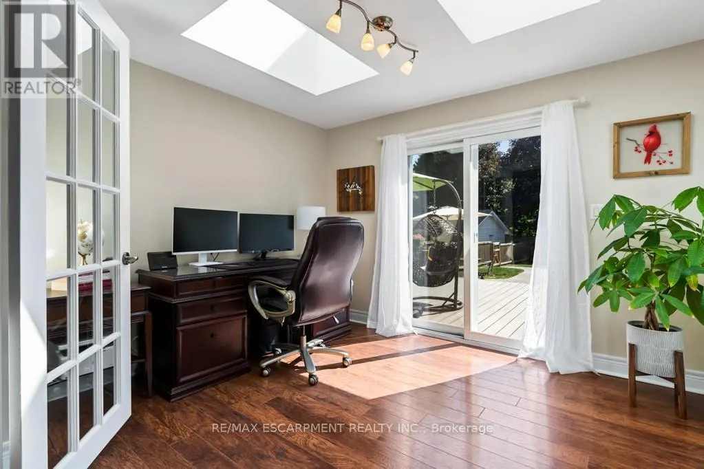 196 DUNDAS STREET E