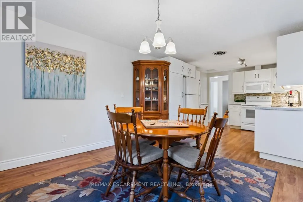 196 DUNDAS STREET E