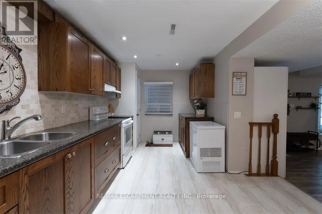 196 DUNDAS STREET E