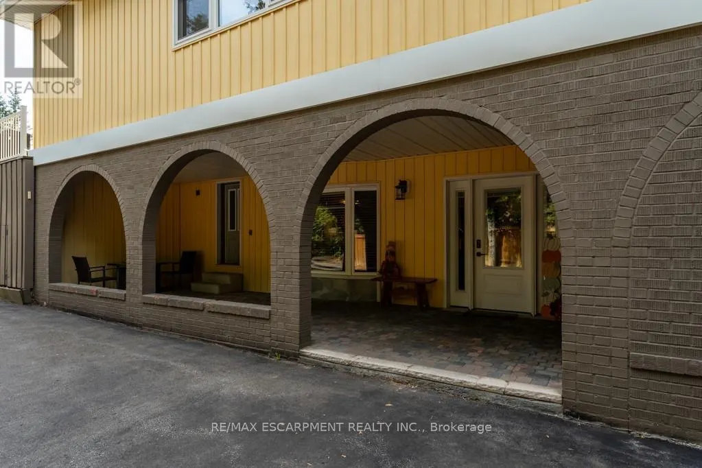 196 DUNDAS STREET E