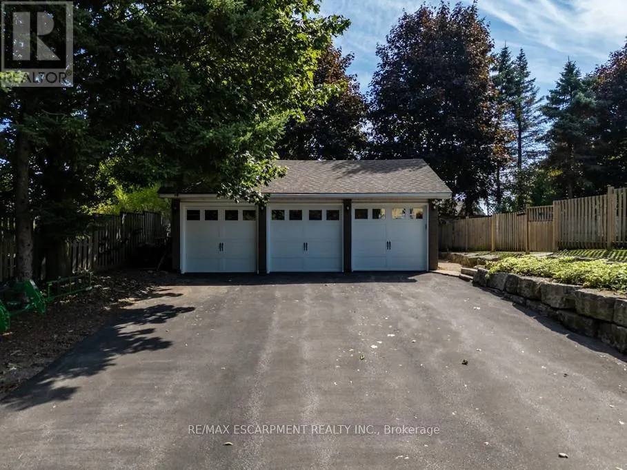 196 DUNDAS STREET E