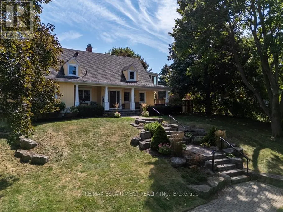196 DUNDAS STREET E