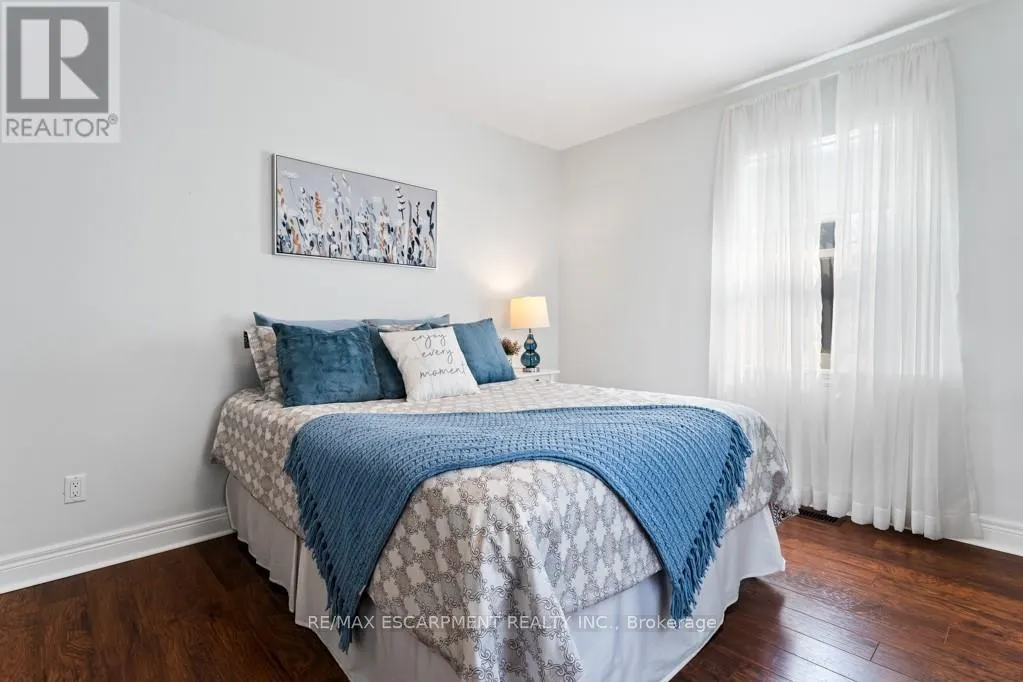196 DUNDAS STREET E