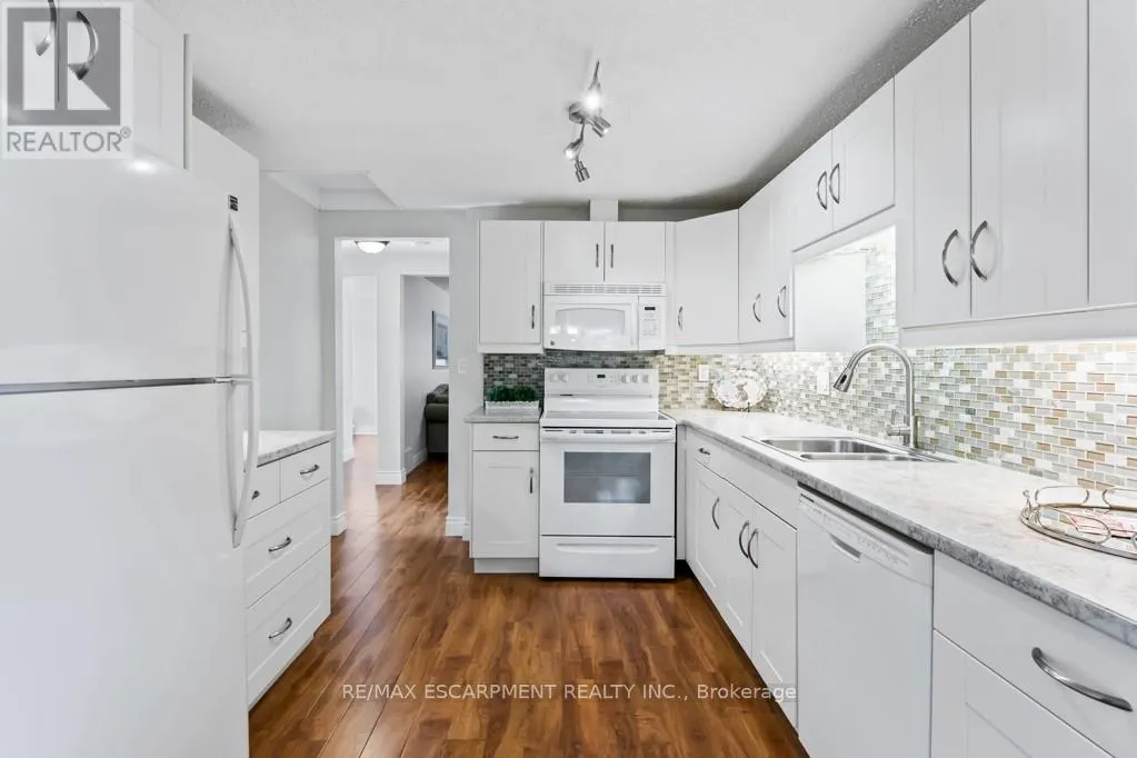 196 DUNDAS STREET E