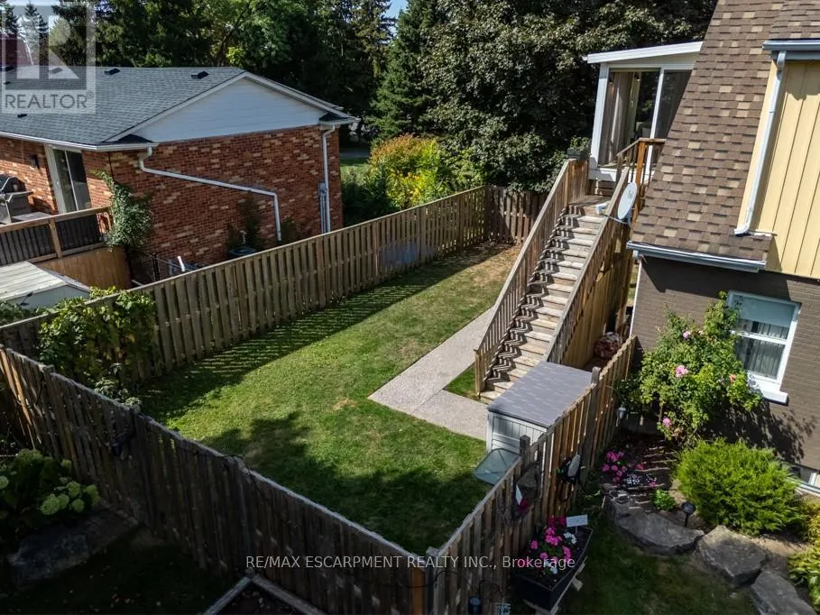 196 DUNDAS STREET E