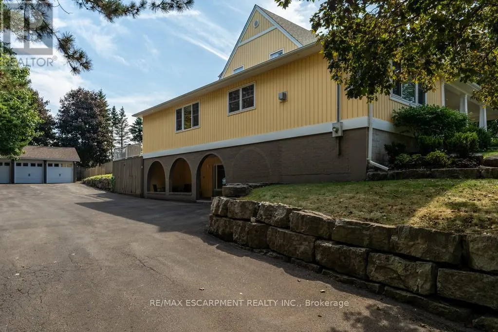 196 DUNDAS STREET E